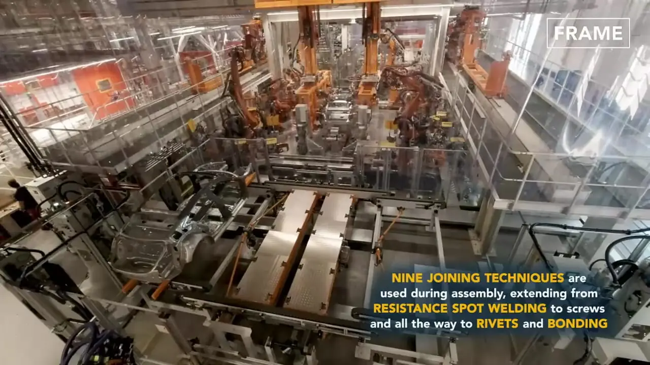 خودروی قدرتمند آئودی R8 چگونه در کارخانه ساخته می شود؟