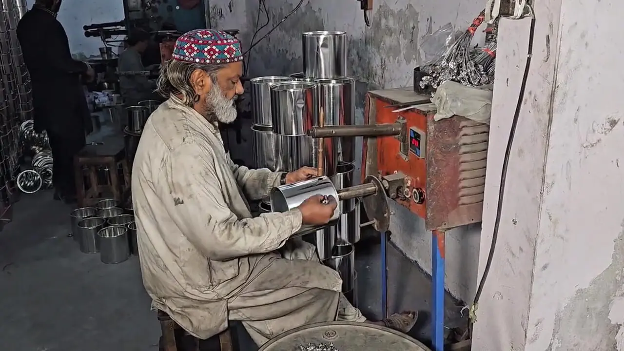 ببینید| قوطی های رنگ چگونه در پاکستان تولید می شود؟