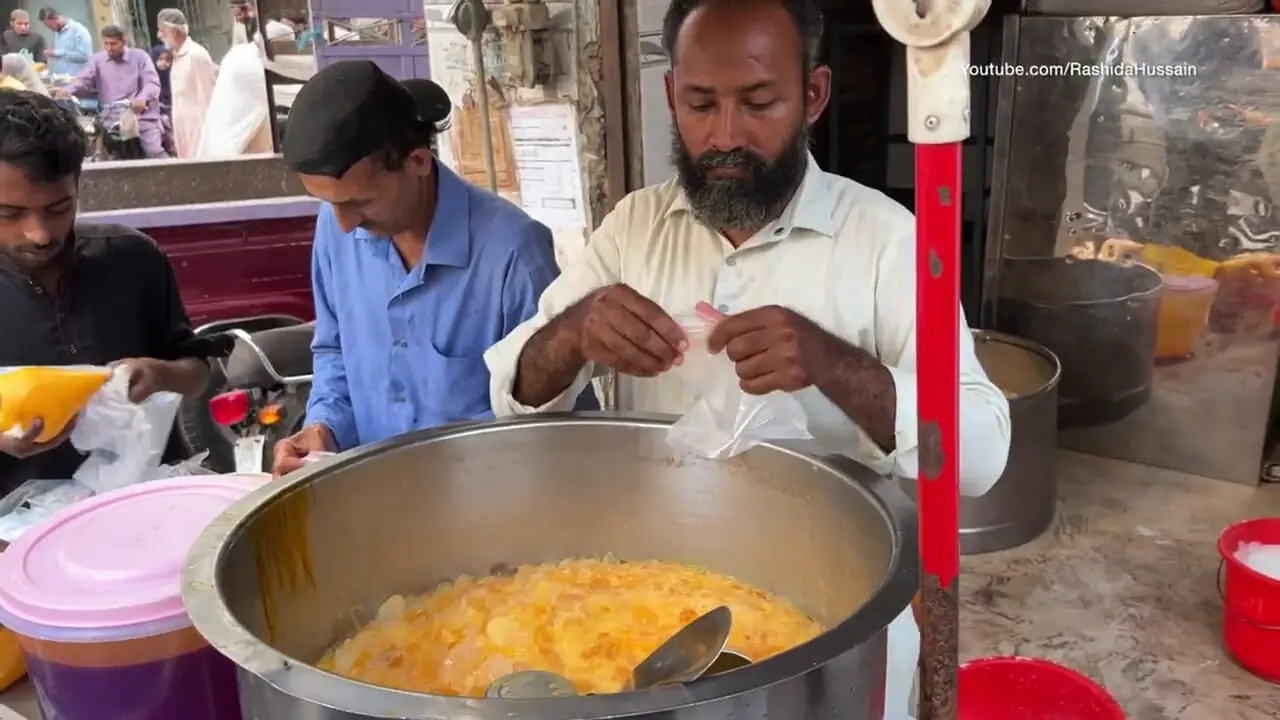 غذای خیابانی در پاکستان؛ تهیه میلک شیک محبوب انبه در کراچی