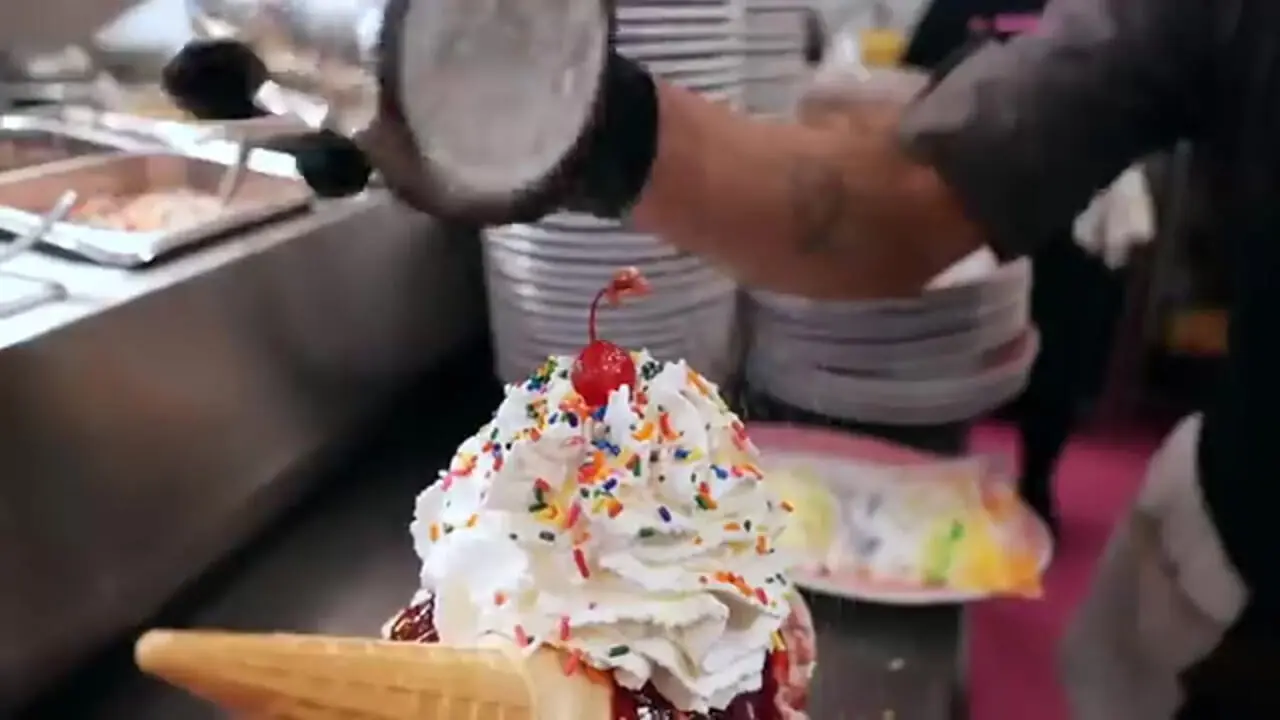 ببینید| غذای خیابانی در آمریکا؛ هات داگ با پنیر و سس چیلی و برگر در نیویورک