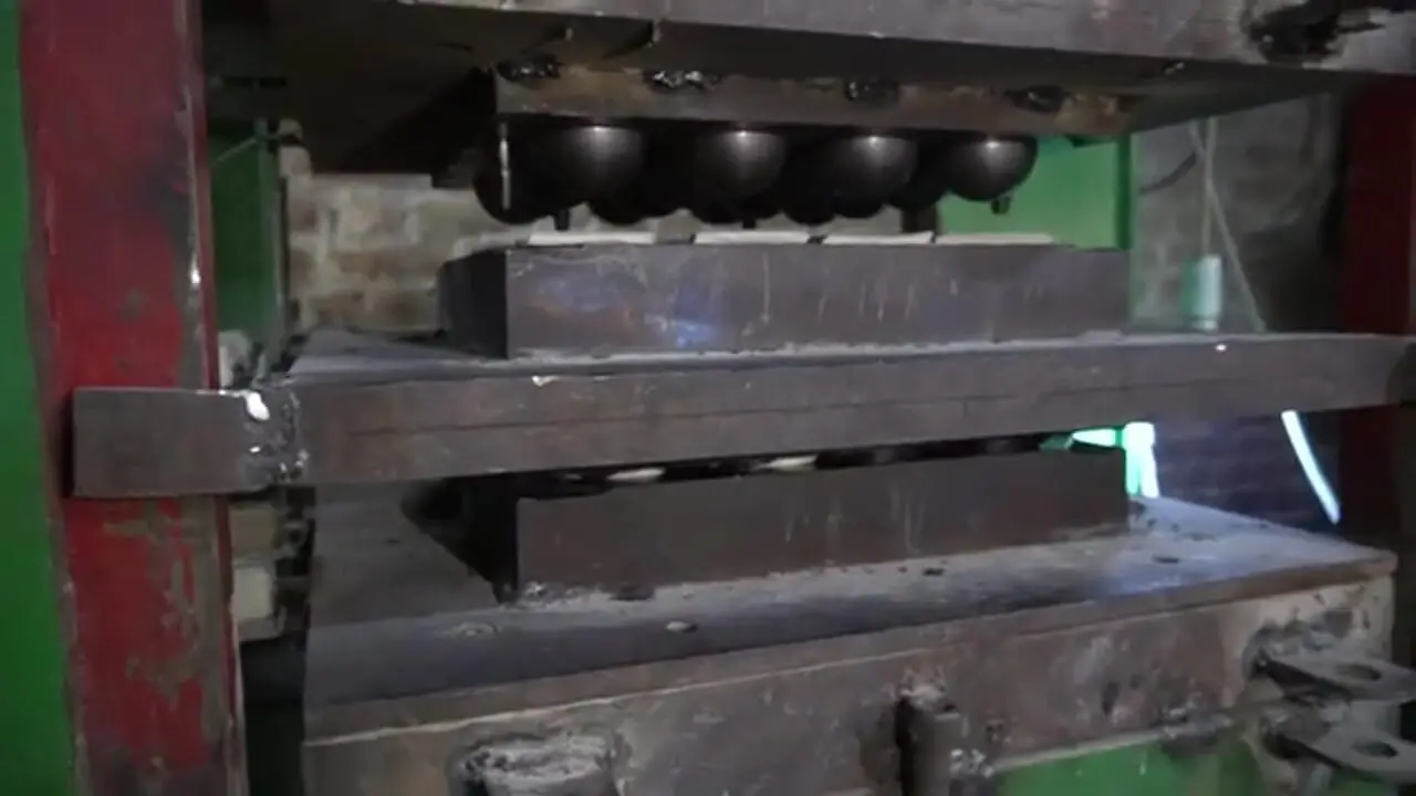 ببینید| فرآیند دیدنی تولید انبوه توپ تنیس در کارگاهی در پاکستان