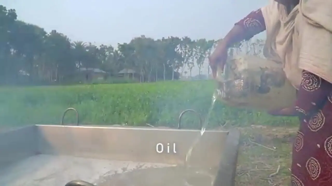 غذای روستایی در هند؛ تهیه املت با 200 کیلو کلم و 500 تخم مرغ در طبیعت