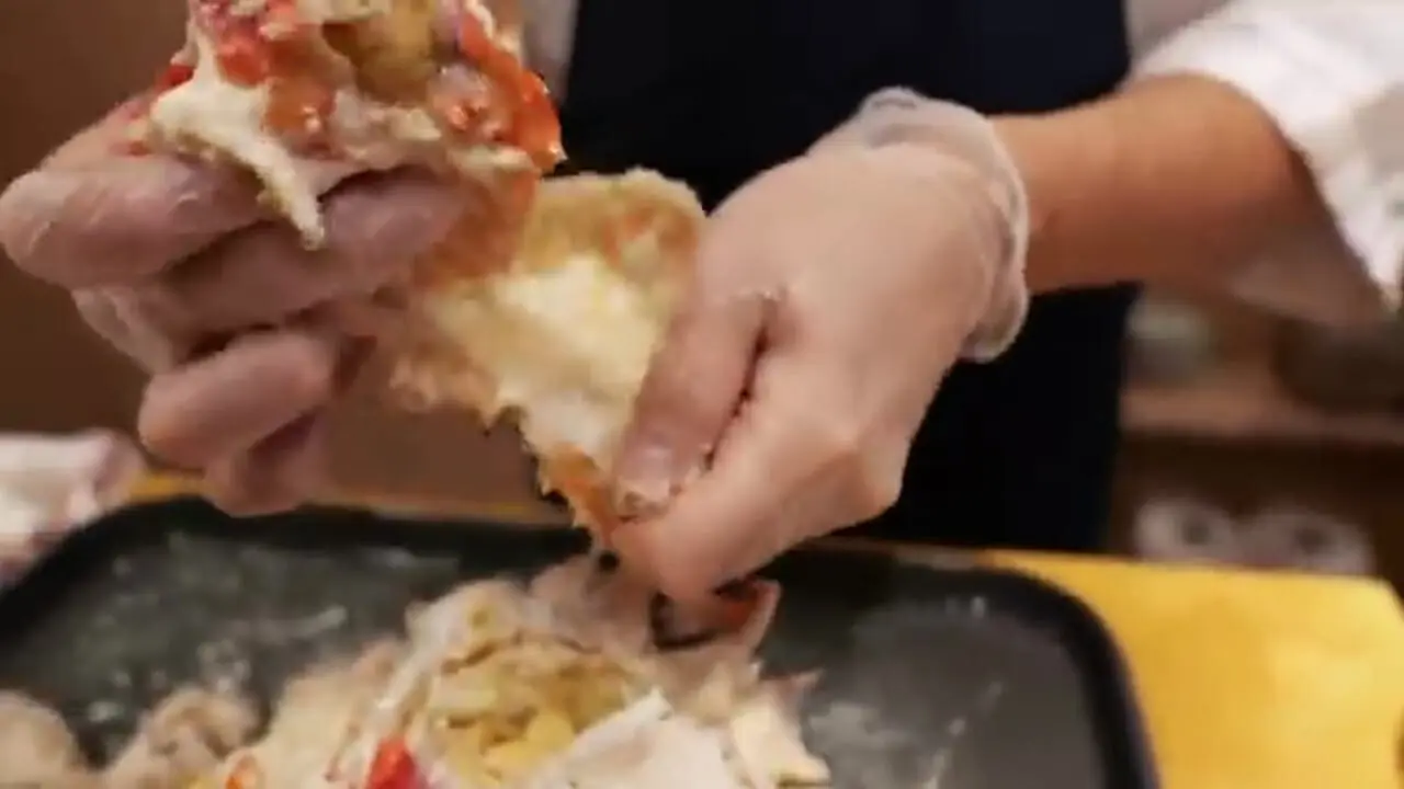 ببینید| غذای خیابانی در ژاپن؛ پخت غذا با شاه خرچنگ، صدف دو کفه ای و خاویار در توکیو