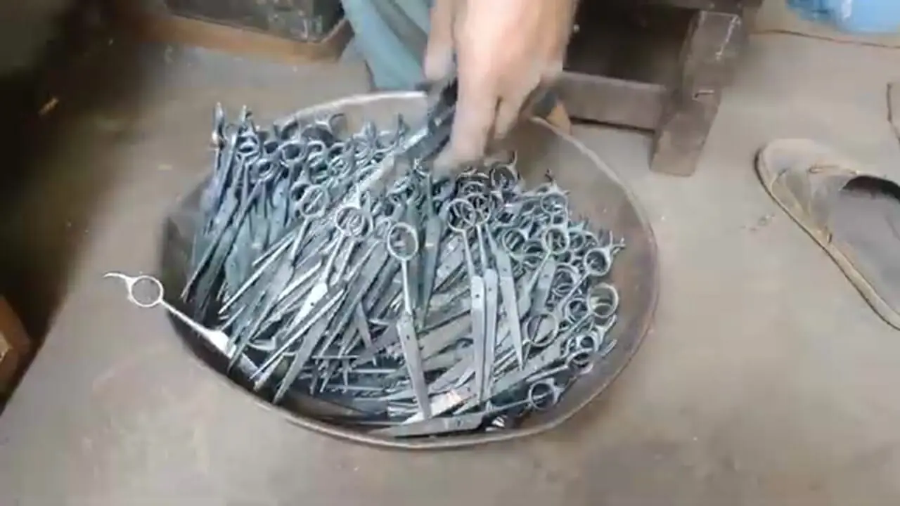 ببینید| مراحل دیدنی تولید انبوه قیچی آرایشگری در کارگاهی در پاکستان