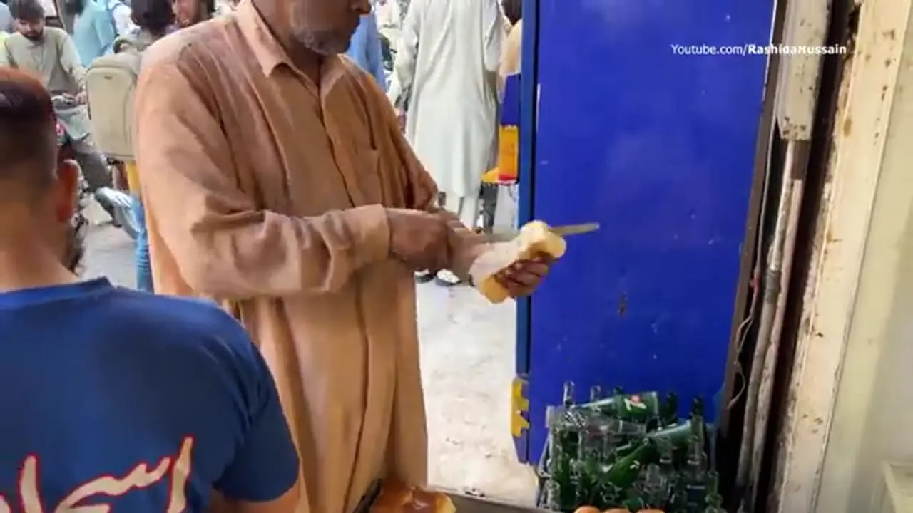 ببینید| غذای خیابانی در پاکستان؛ تهیه شامی برگر با تخم مرغ در کراچی