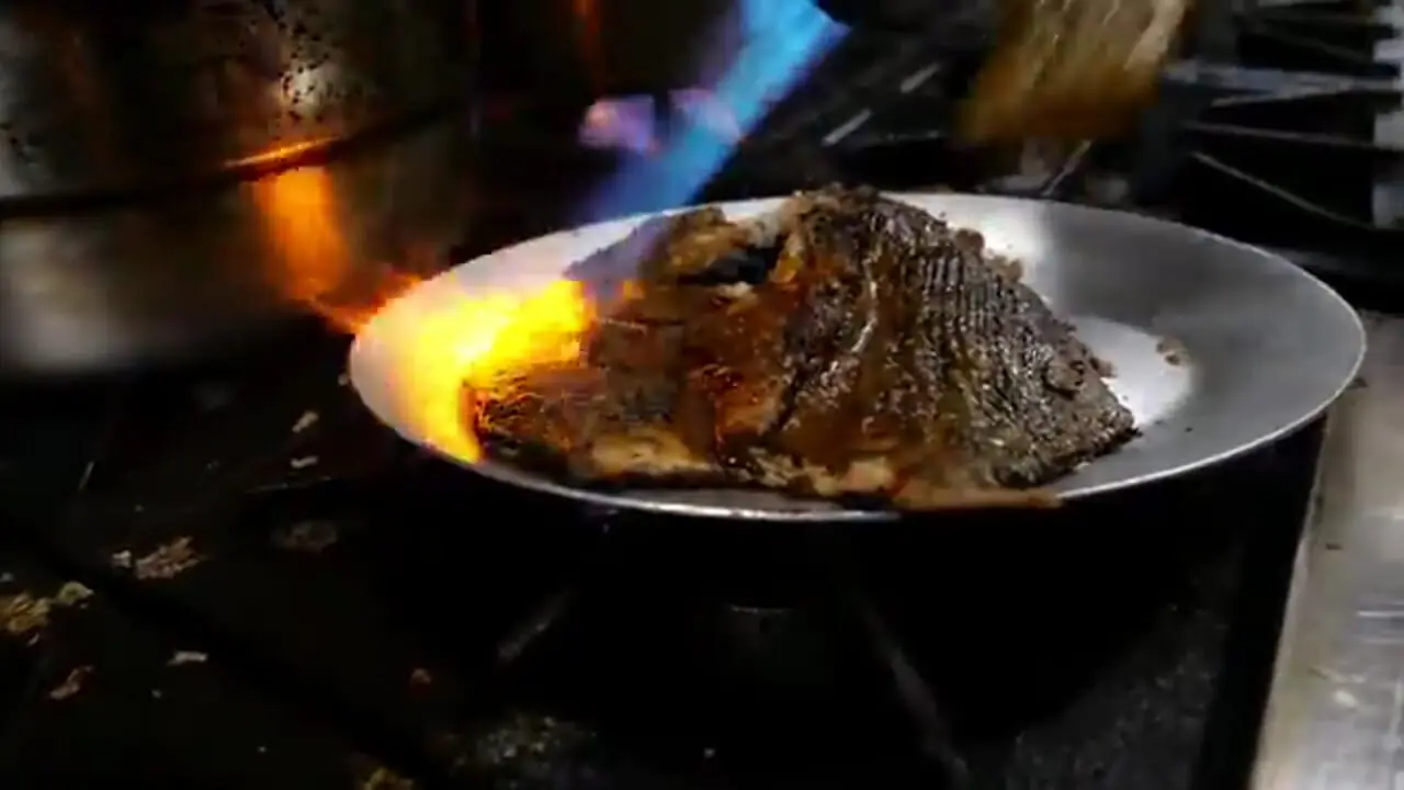 ببینید| غذای خیابانی در آمریکا؛ ماهی کبابی در سس کاری و لیمو در نیویورک