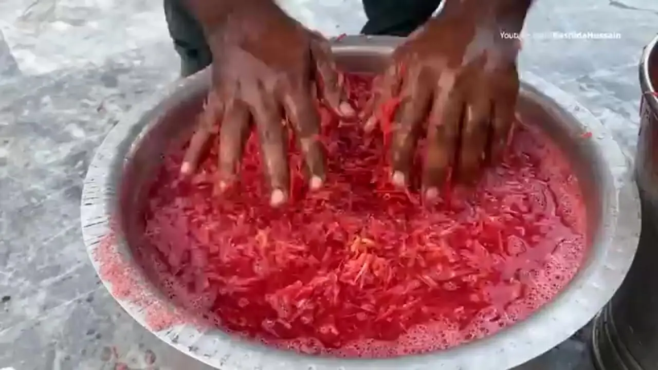 ببینید| غذای روستایی در پاکستان؛ پخت 15 کیلوگرم حلوای هویج در روستا