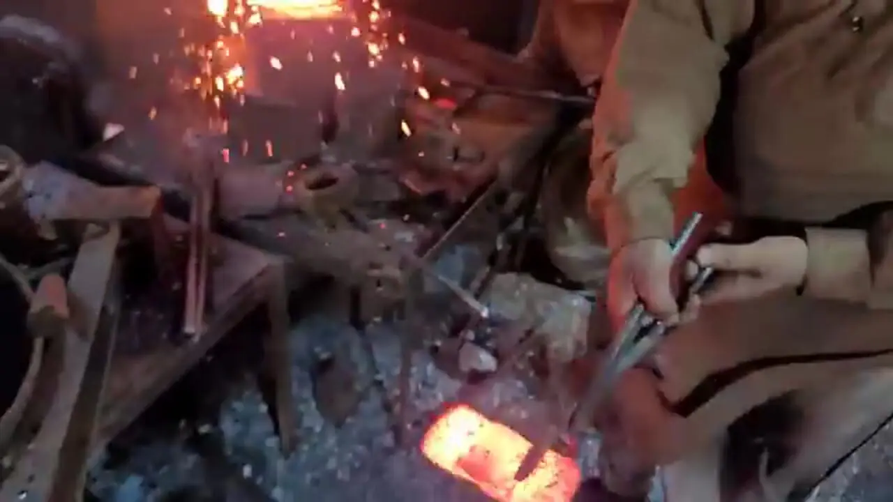 ببینید| فرایند دیدنی ساخت کلنگ در کارگاهی قدیمی در پاکستان