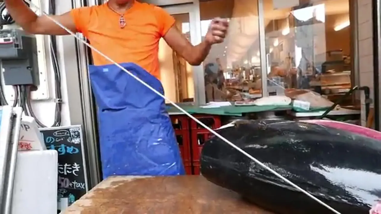 غذای خیابانی در ژاپن؛ برش ماهی تن بلوفین بزرگ و تهیه ساشیمی با آن در توکیو