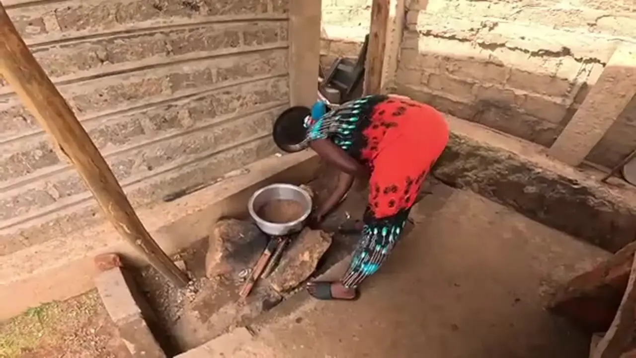 غذای روستایی در کنیا؛ پخت کیک کدو تنبل در هوای بارانی