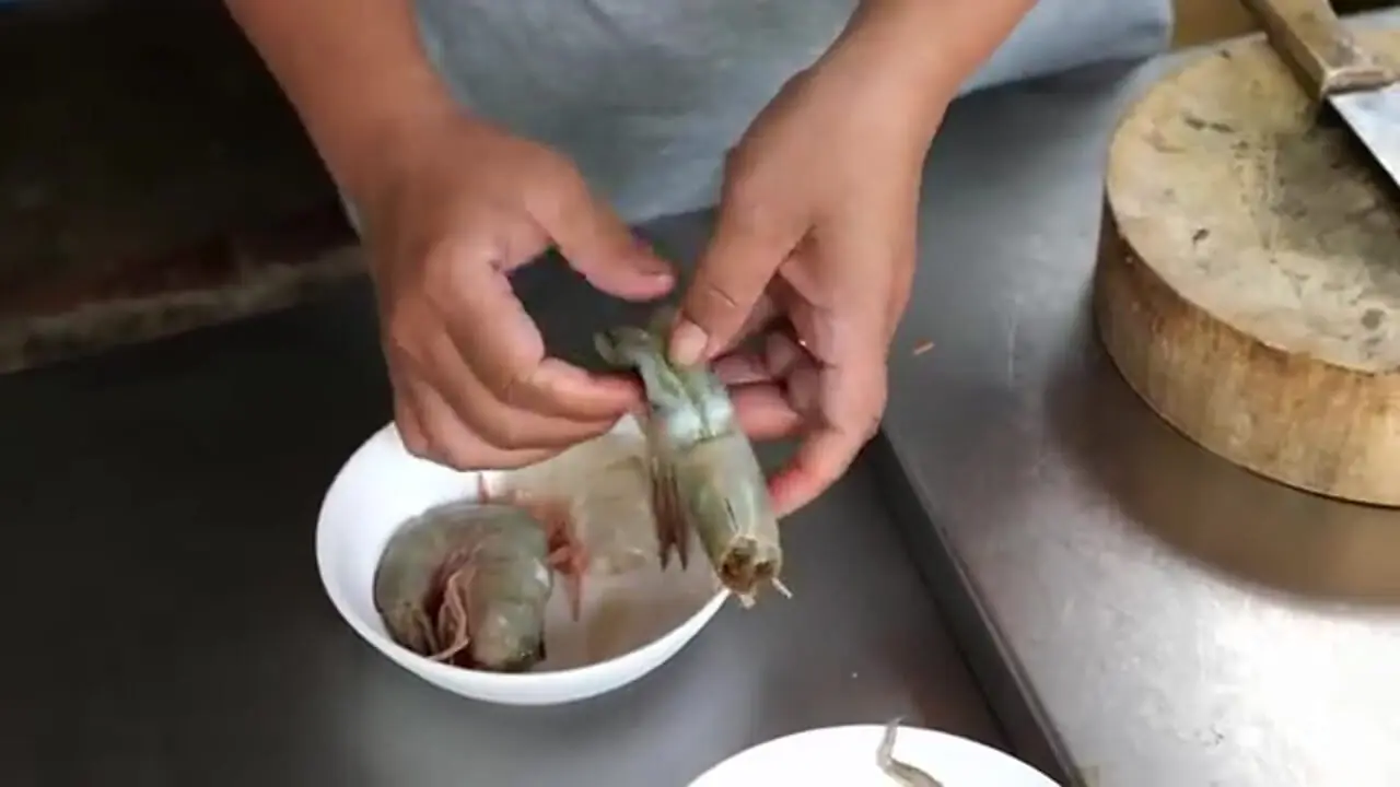 ببینید| غذای خیابانی در تایلند؛ نودل با میگو، سبزیجات و برنج سرخ شده در بانکوک