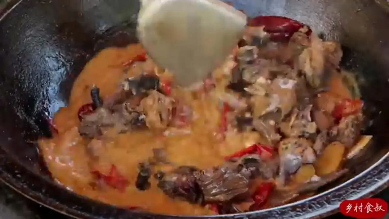 ببینید| غذای روستایی در چین؛ پخت یک غذای خاص با خروس سیاه بزرگ