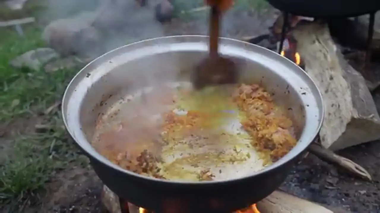 غذای روستایی در ایران؛ پخت باسترما پلو با اردک در طبیعت زیبای روستا