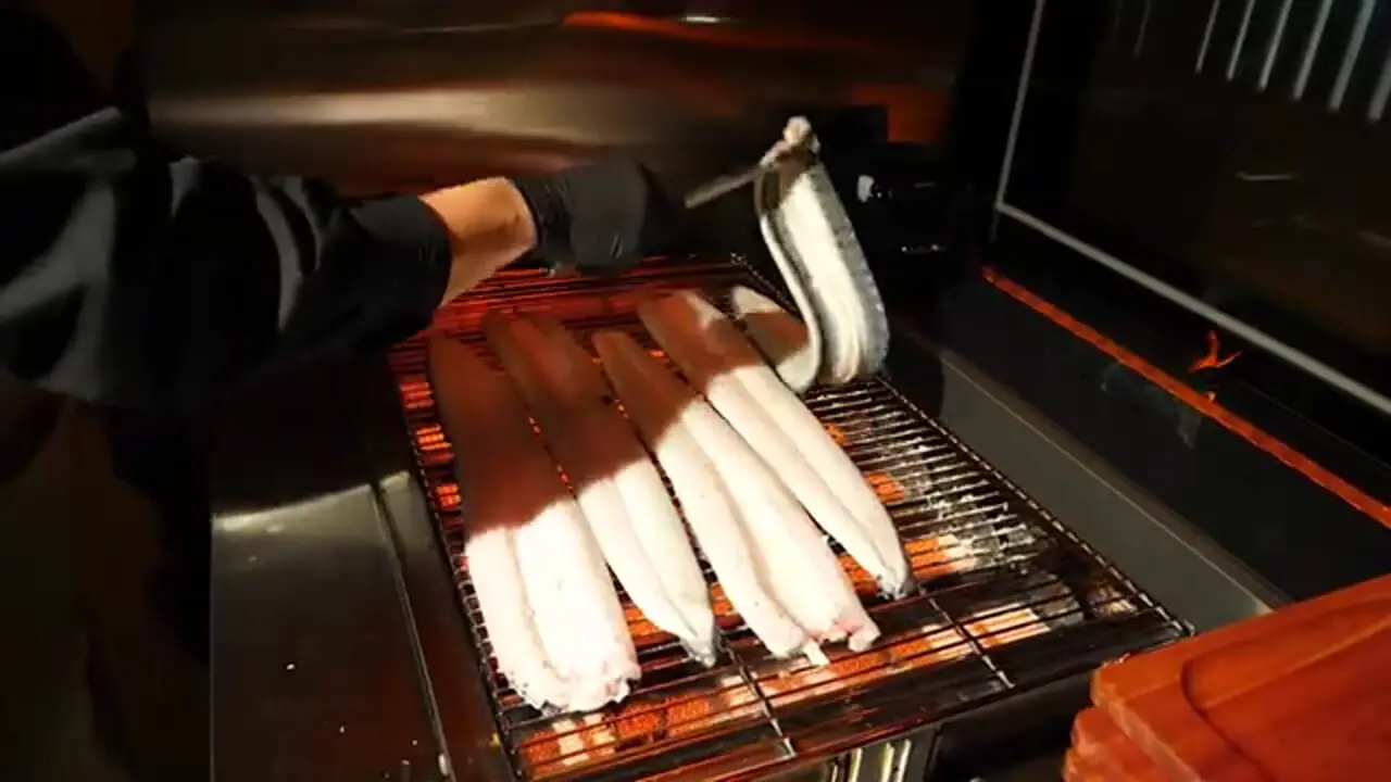 غذای خیابانی در کره؛ تهیه کباب و سوپ با مارماهی در سئول