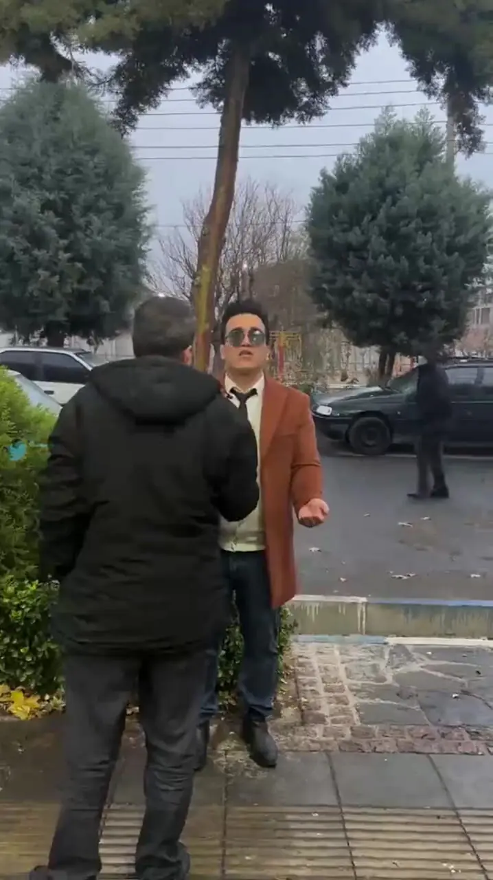 ببینید؛ دوربین مخفی بامزه مردی که ادای افراد نابینا را در میآورد