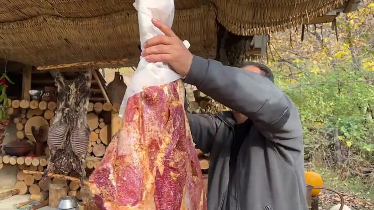 غذای روستایی در آذربایجان؛ کباب ران گاو 20 کیلوگرمی در تنور زیر زمینی