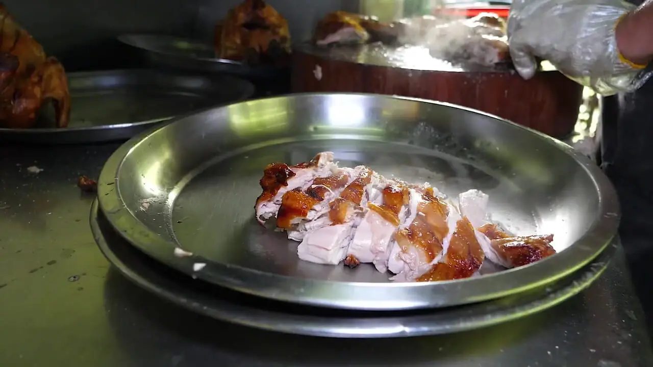 غذای خیابانی در تایوان؛ کباب کردن مرغ در بشکه فلزی در تایپه