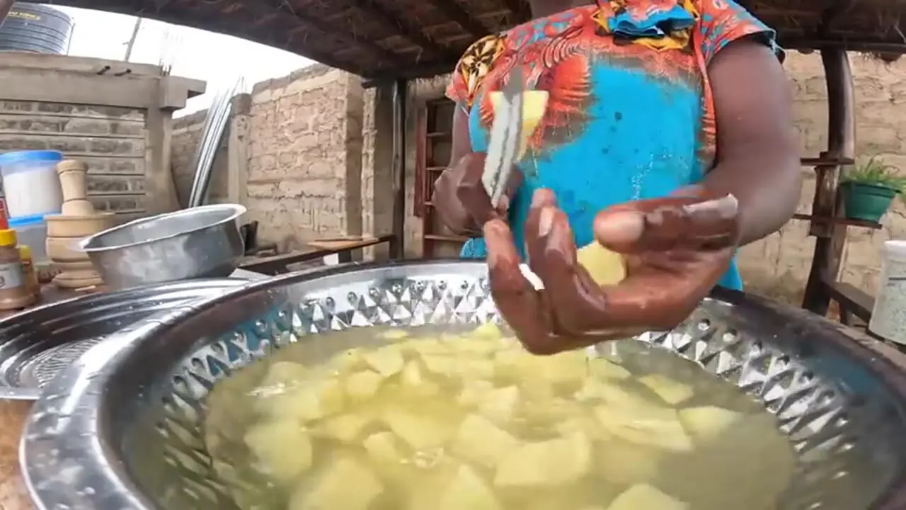 ببینید| غذای روستایی در کنیا؛ پخت یک غذا سنتی با گوشت کبوتر و سبزیجات