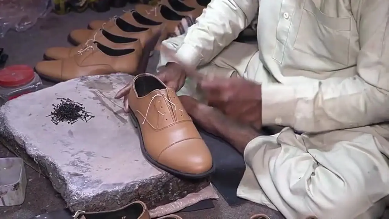 ببینید| فرآیند تولید کفش های چرمی دست ساز در پاکستان