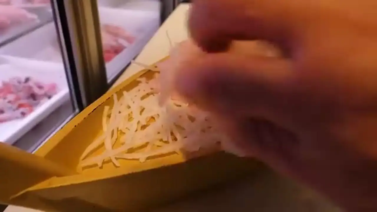 غذای خیابانی در ژاپن؛ برش و تهیه 3 نوع غذا با سنگ ماهی سمی در اوکیناوا