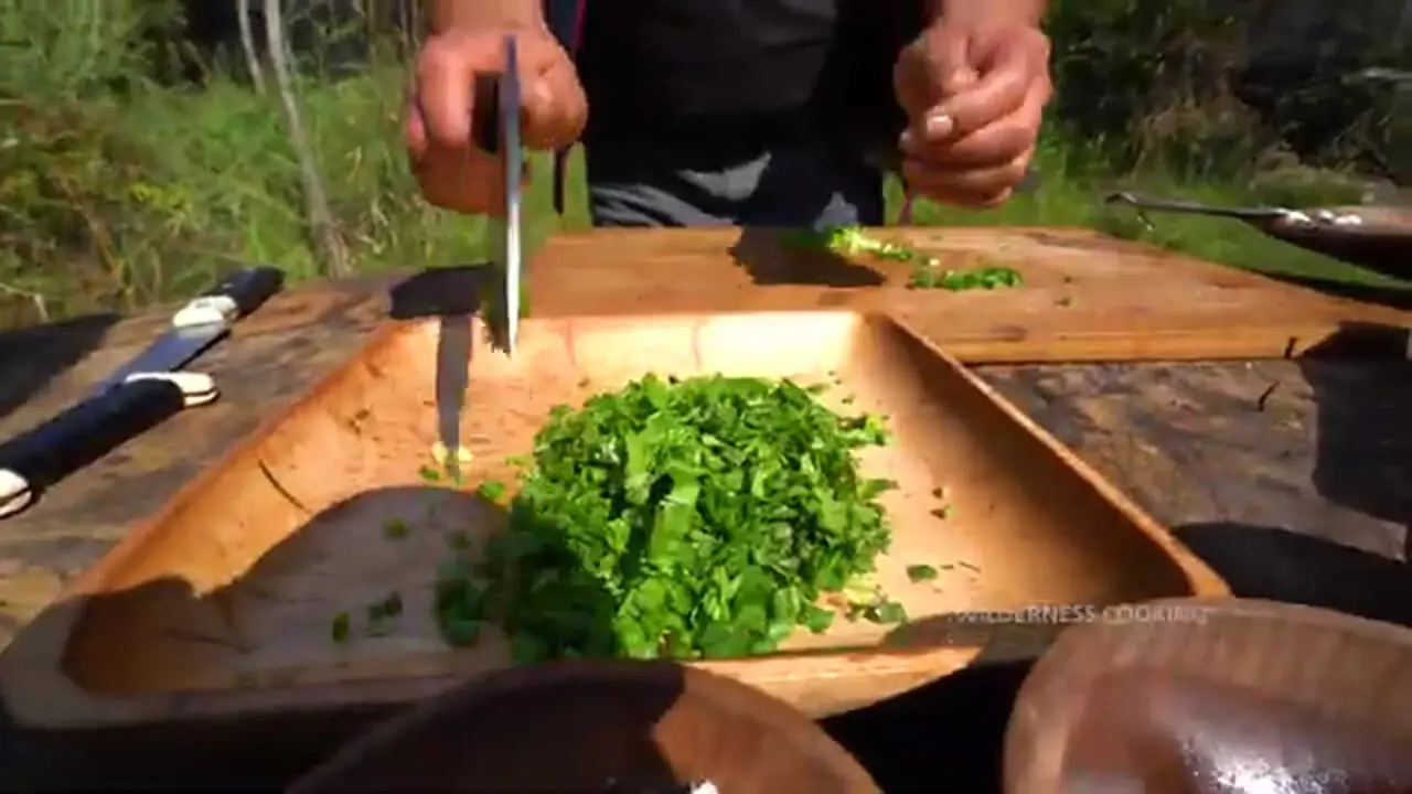 ببینید| غذای روستایی در آذربایجان؛ تهیه سوپ و کباب گربه ماهی در یک روستایی بهشتی