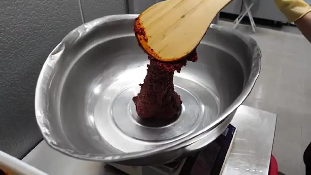 غذای خیابانی در کره؛ پخت خوراک خرچنگ با سس سویا در سئول