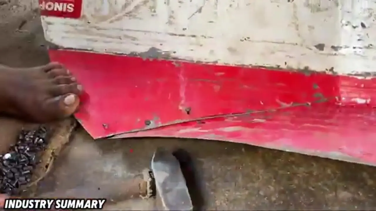 فرآیند دیدنی تبدیل بشکه های قدیمی به فرغون در پاکستان