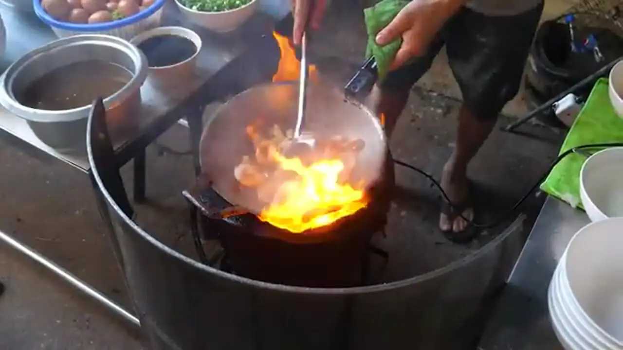 غذای خیابانی در تایلند؛ نودل سرخ شده با مرغ و تخم مرغ در بانکوک