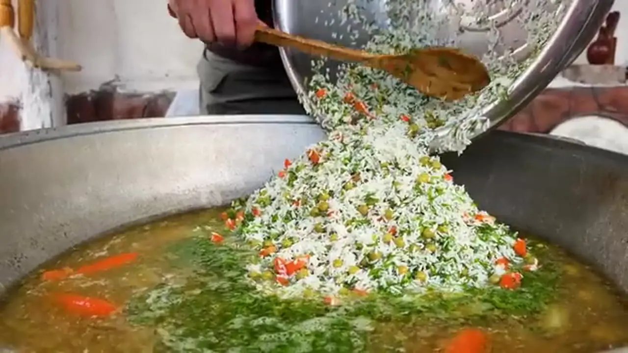 ببینید| غذای روستایی در آذربایجان؛ کباب کردن اردک در تنور در روستا