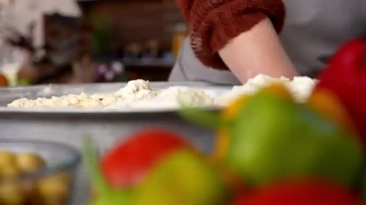 ببینید| غذای روستایی در آذربایجان؛ پخت یک پیتزای غول پیکر و حمل آن با بیل مکانیکی