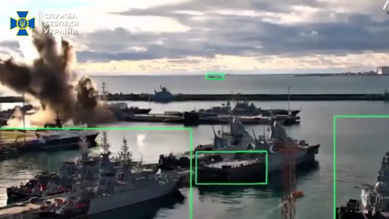 ببینید؛ لحظه انفجار زیردریایی روسیه توسط پهپاد انتحاری زیرآبی اوکراین