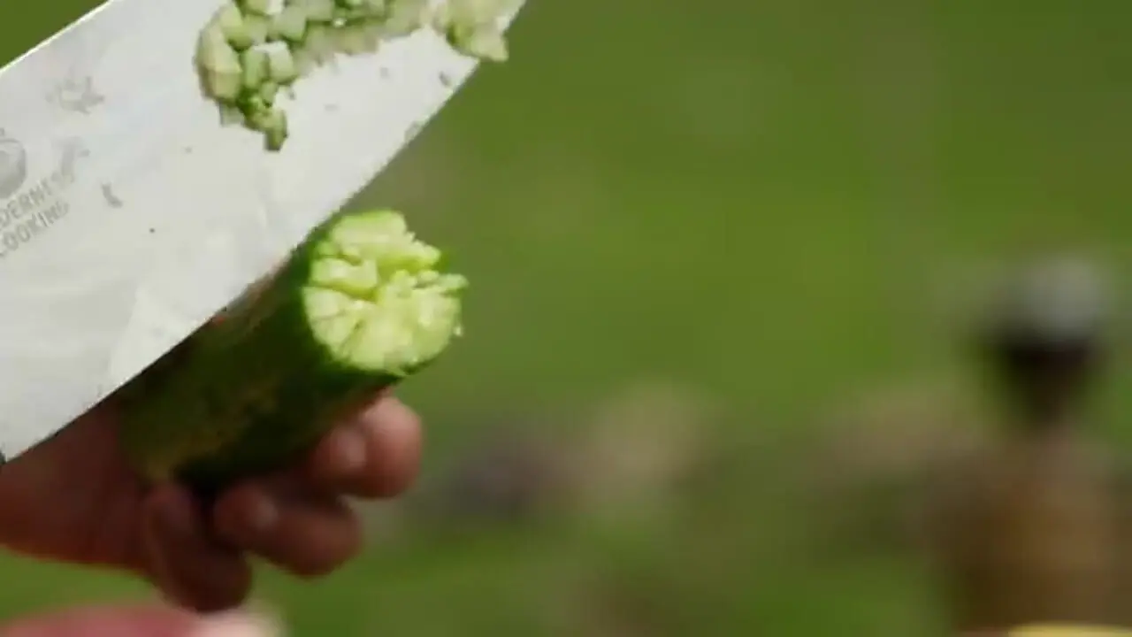 ببینید| غذای روستایی در آذربایجان؛ پخت استیک گوشت گاو در کوهستان