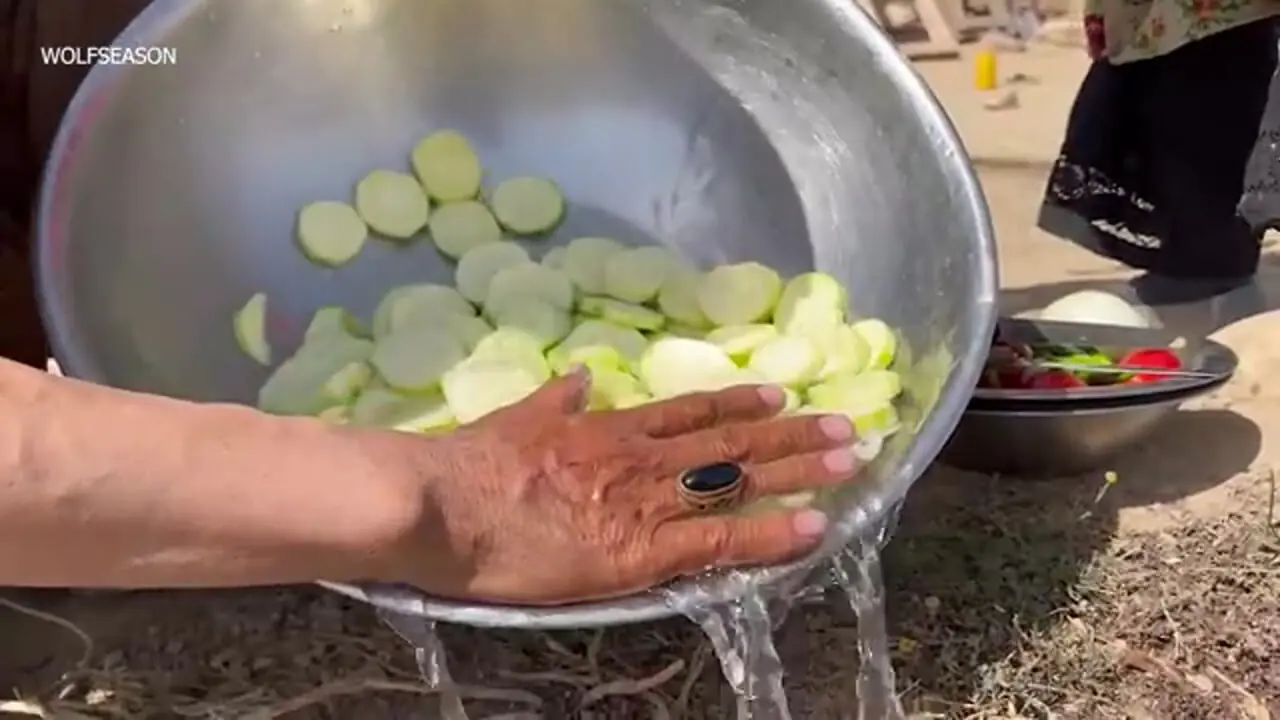 ببینید| غذای روستایی در افغانستان؛ پخت نان سنتی در تنور و خوراک کدو سبز 