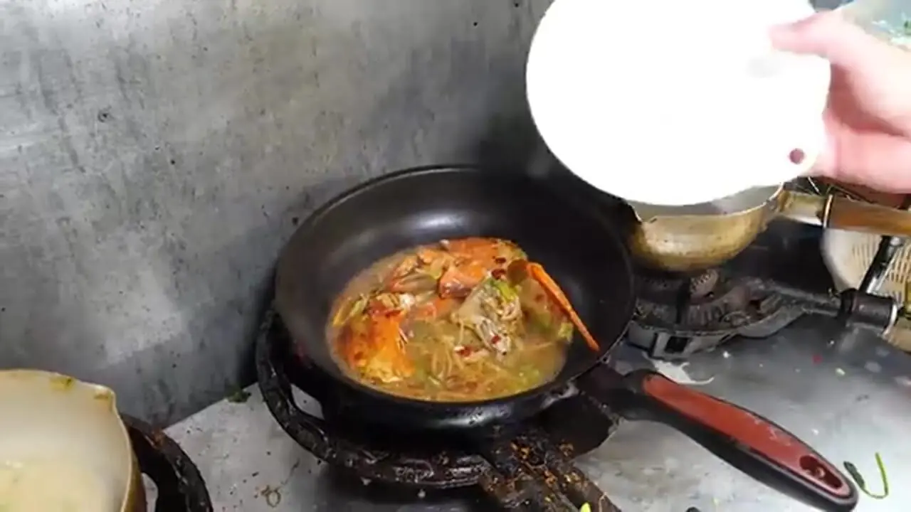 غذای خیابانی در ژاپن؛ پخت 3 نوع غذا با خرچنگ در اوکیناوا