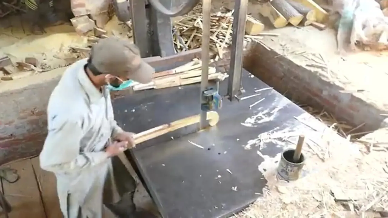 ببینید| مراحل دیدنی تولید انبوه چوب هاکی در کارگاهی در پاکستان