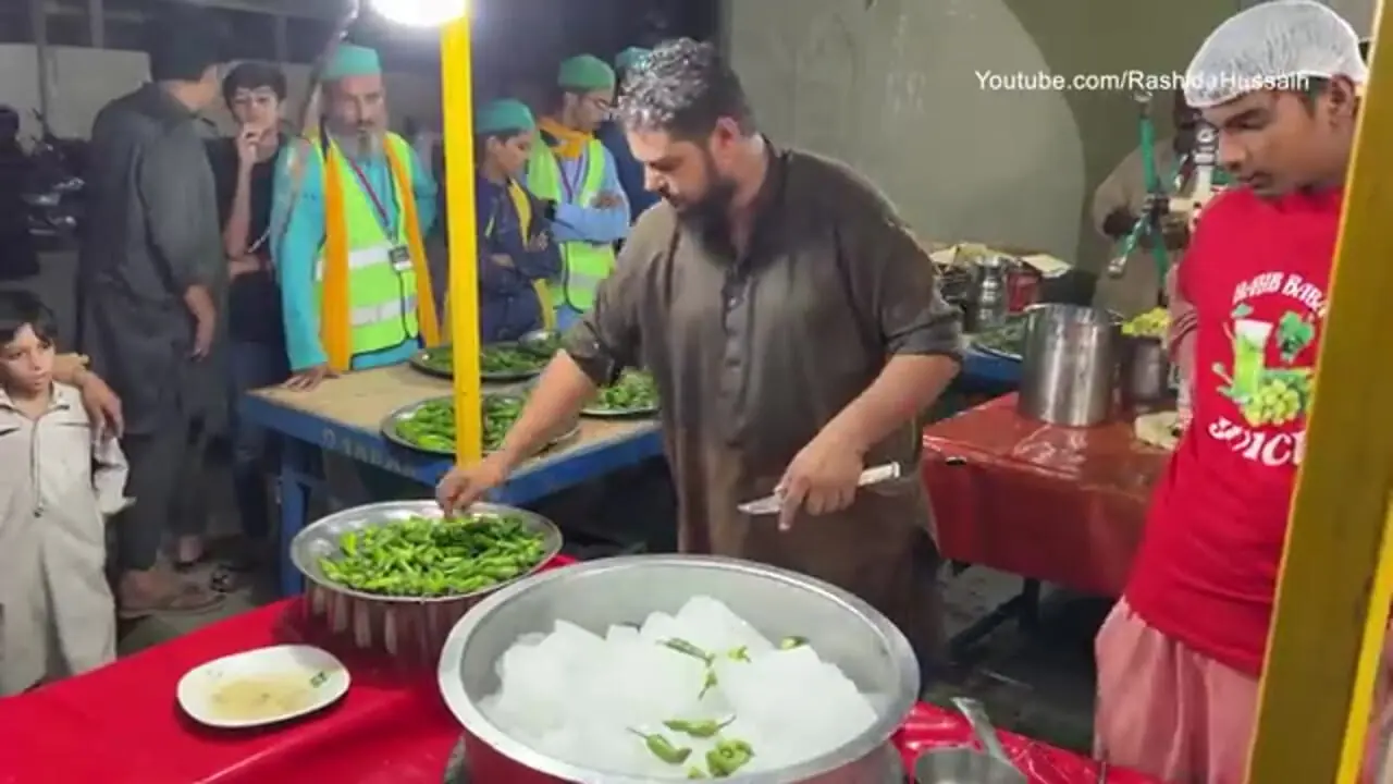 غذای خیابانی در پاکستان؛ تهیه شربت با آب لیمو، فلفل و یخ در کراچی