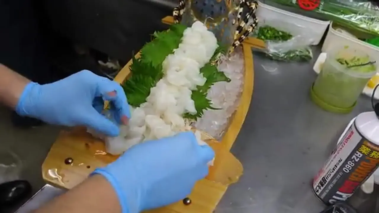 ببینید| غذای خیابانی در ژاپن؛ برش لابستر رنگین کمانی و تهیه 3 نوع غذا با آن در اوکیناوا