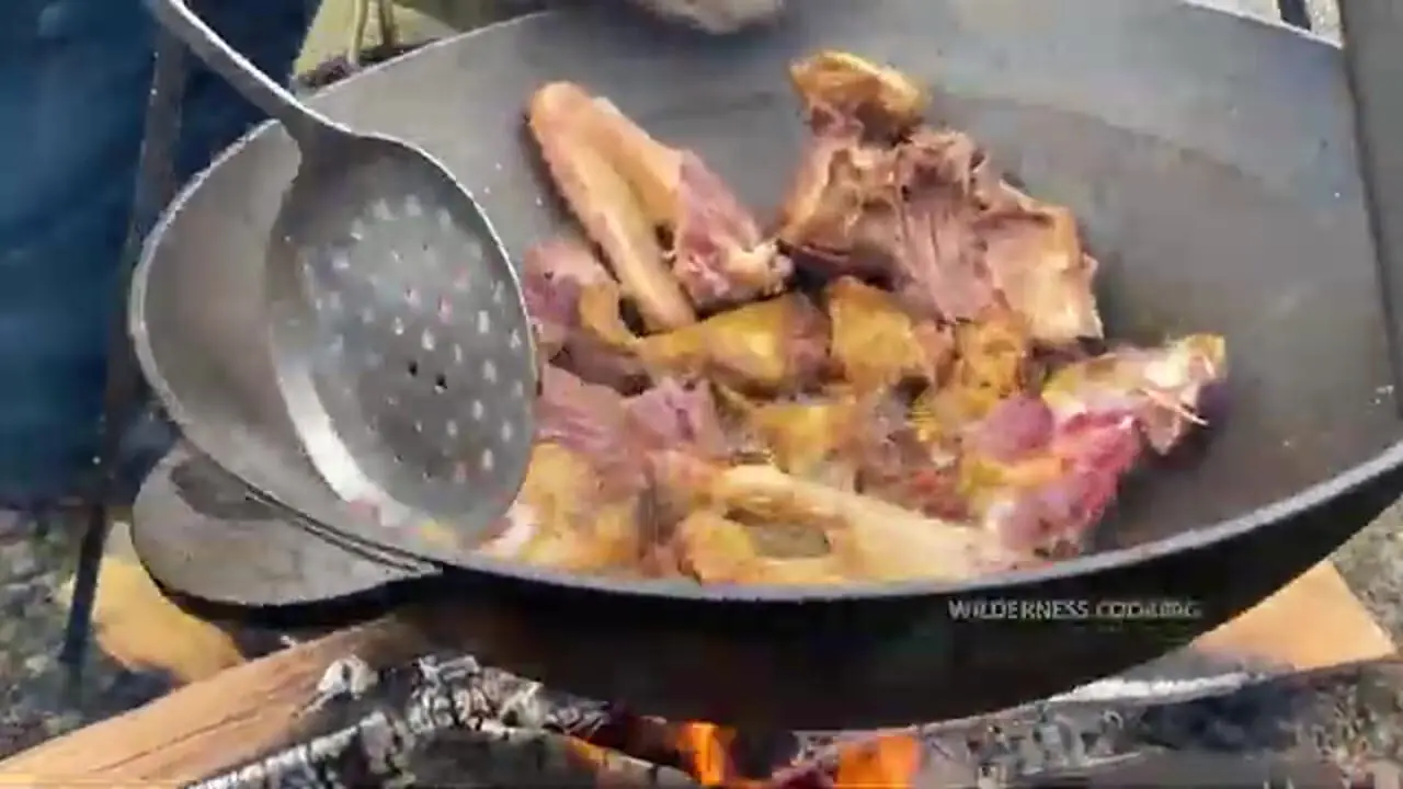 ببینید| غذای روستایی در آذربایجان؛ پخت غذا با اردک و سیب زمینی در کوهستان