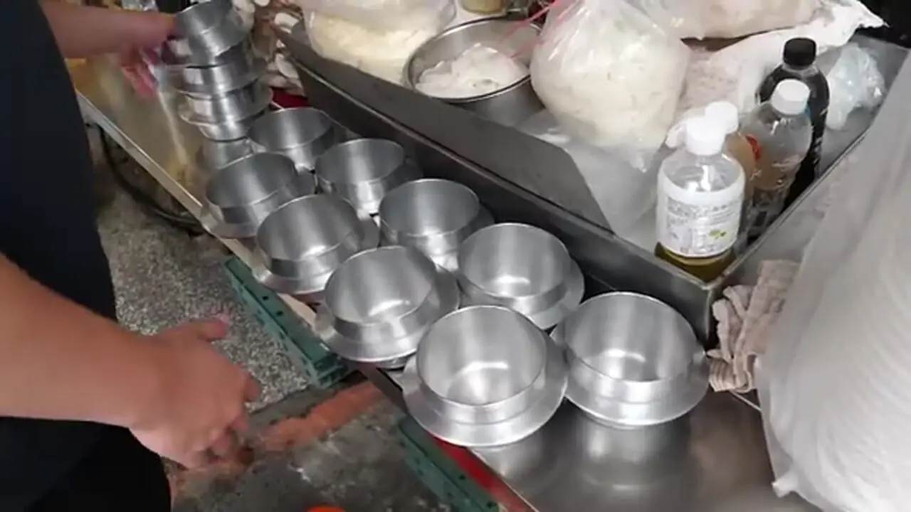 غذای خیابانی در تایوان؛ پخت پلو مخلوط با میگو، تخم مرغ و املت صدف در تایپه