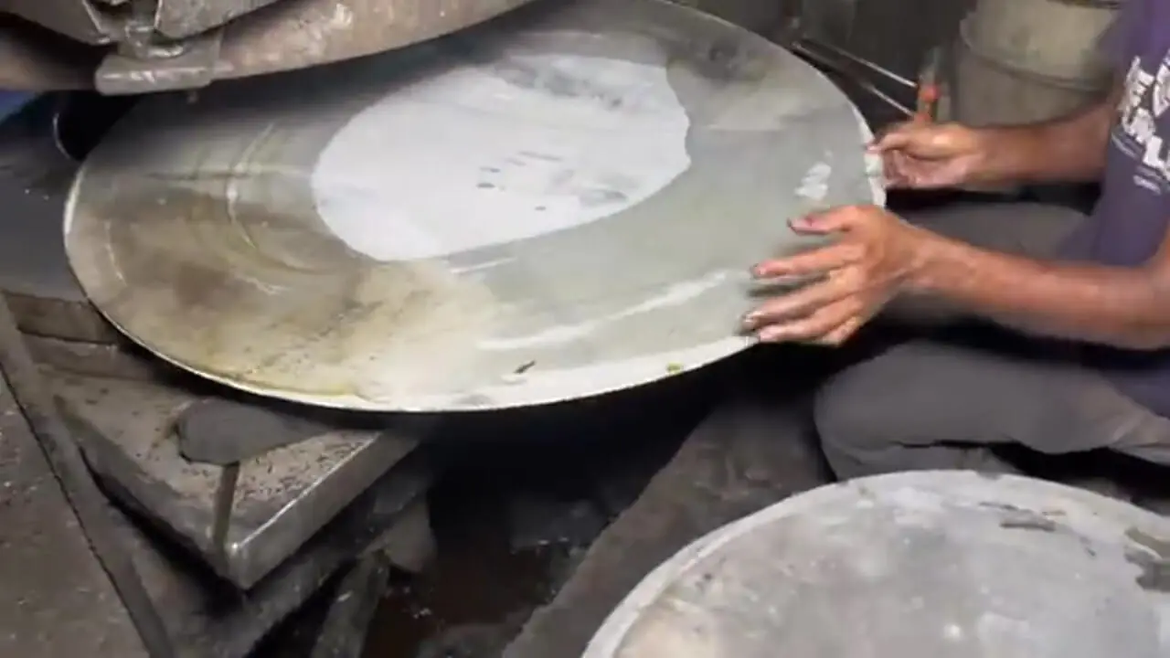 فرآیند ساخت قابمله های بزرگ از طریق بازیافت قوطی های آلومینیومی در پاکستان