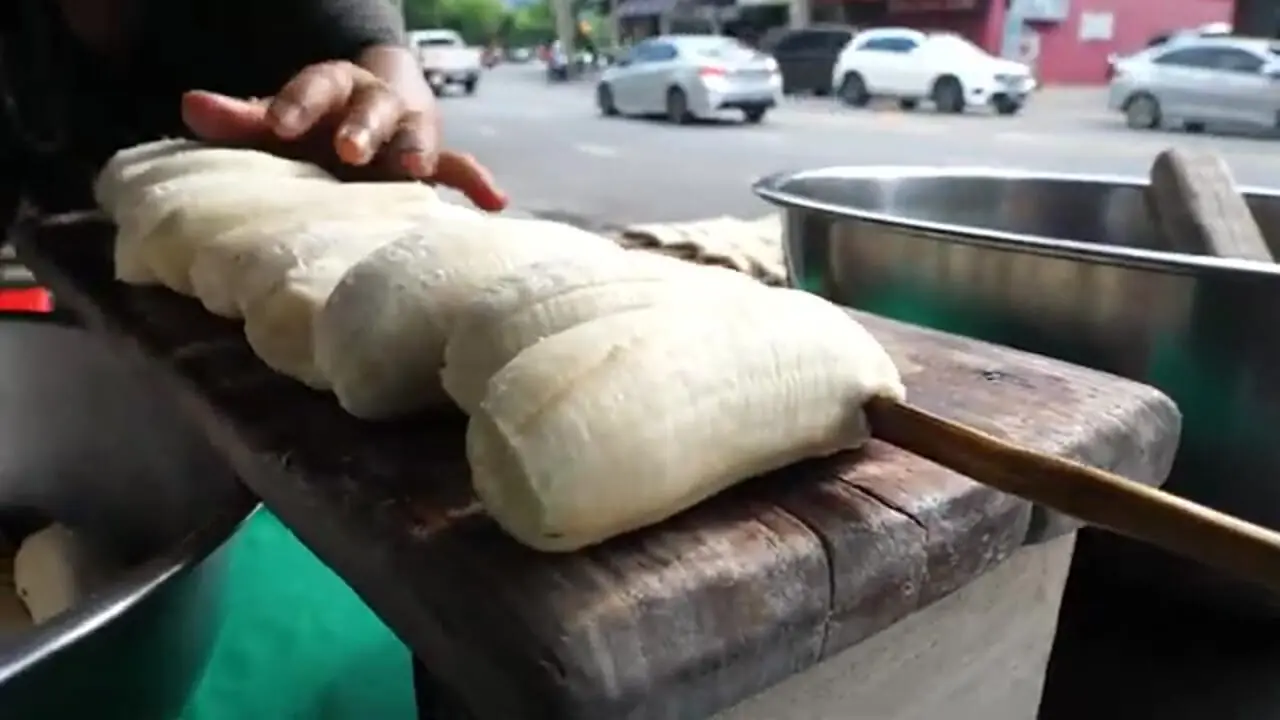 غذای خیابانی در تایلند؛ موز کبابی در بانکوک