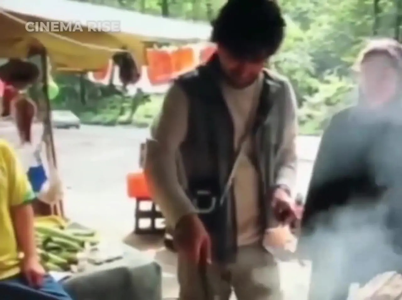 سفر در زمان؛ «شهاب حسینی» در حال نیمرو درست کردن در پشت صحنه درباره الی؛ سال 87