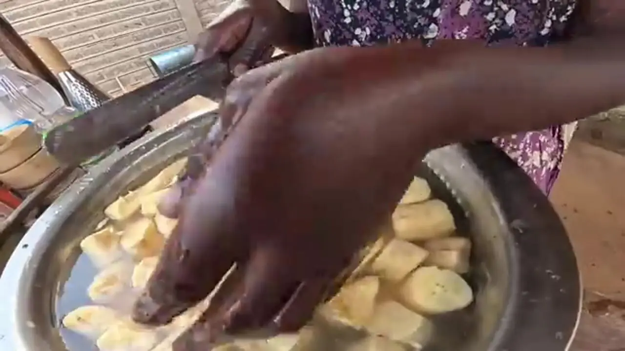 ببینید| غذای روستایی در کنیا؛ پخت یک غذای خاص با گوشت گاو و موز