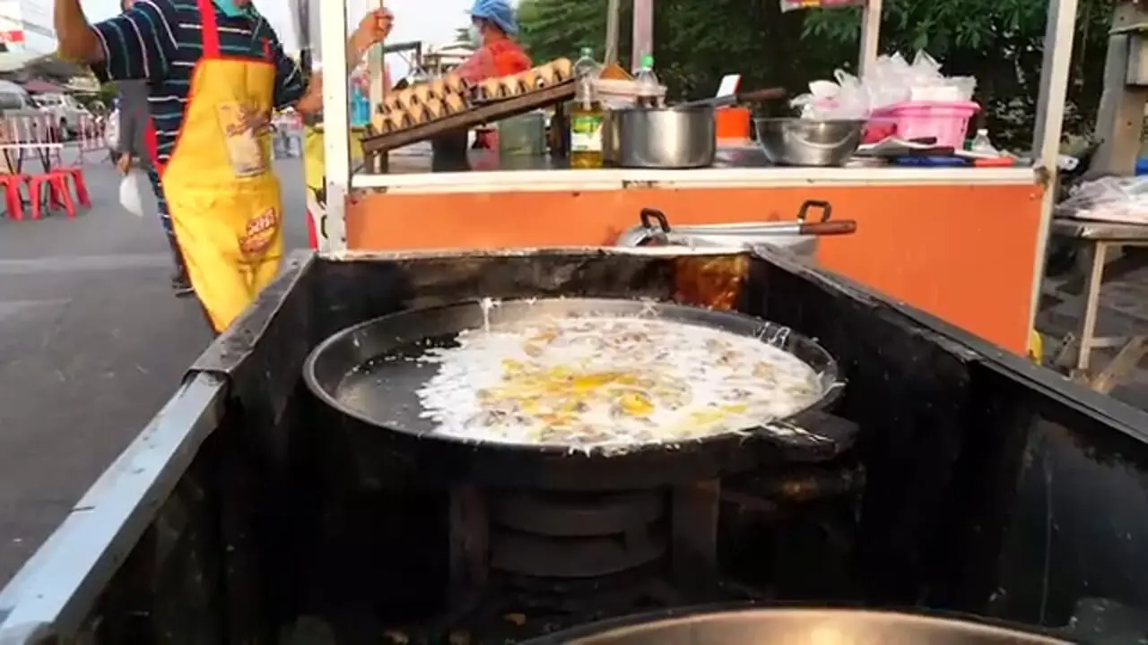 ببینید| غذای خیابانی در تایلند؛ مهارت آشپز خیابانی در تهیه املت صدف در بانکوک