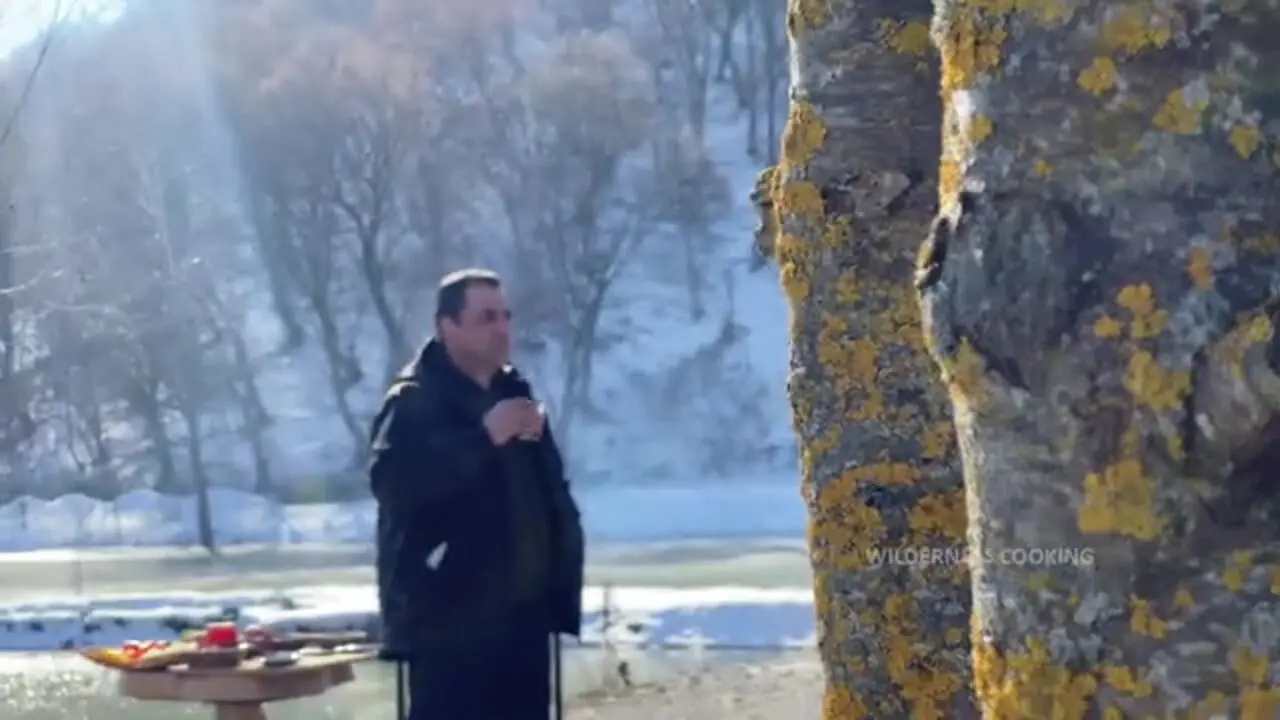 ببینید| غذای روستایی در آذربایجان؛ صید 3 ماهی کپور و کباب کردن آن ها به روشی خاص