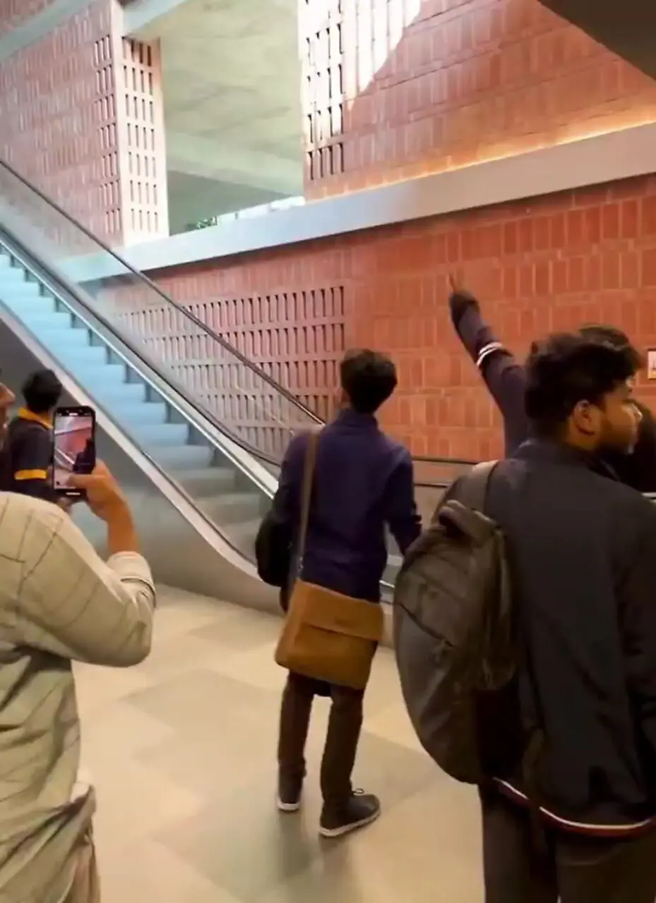 ببینید؛ حادثه عجیب روی پلهبرقی در دانشگاه بنگلادش
