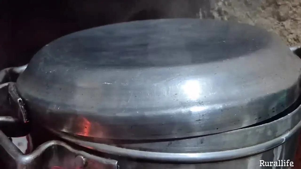 غذای روستایی در ایران؛ پخت قورمه سبزی با مرغ توسط زوج روستایی