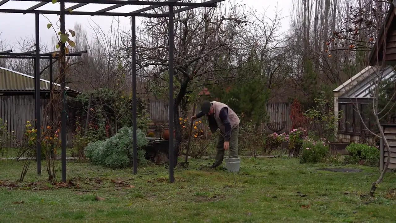 ببینید| غذای روستایی در آذربایجان؛ پخت یک غذای سنتی با بوقلمون در روستا