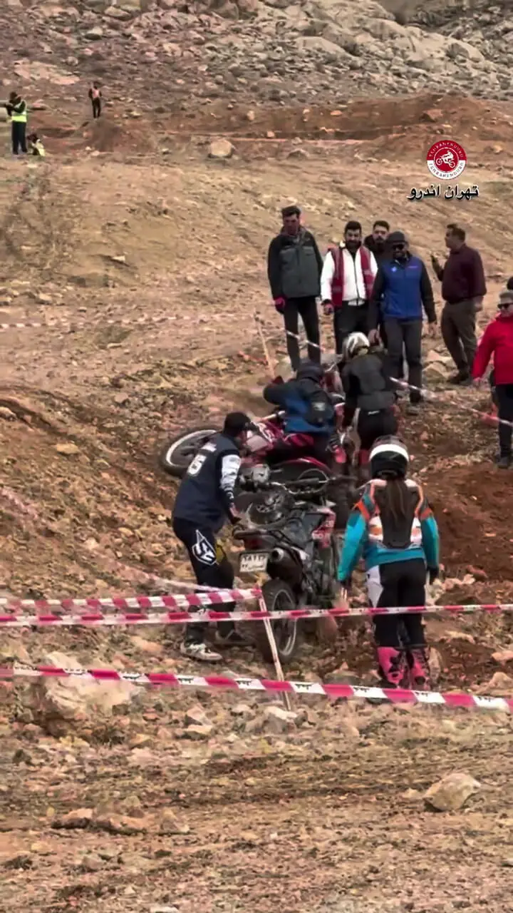 ببینید؛ مسابقه عجیب موتورسواری بانوان در کرمانشاه با تعداد زیادی مصدوم!