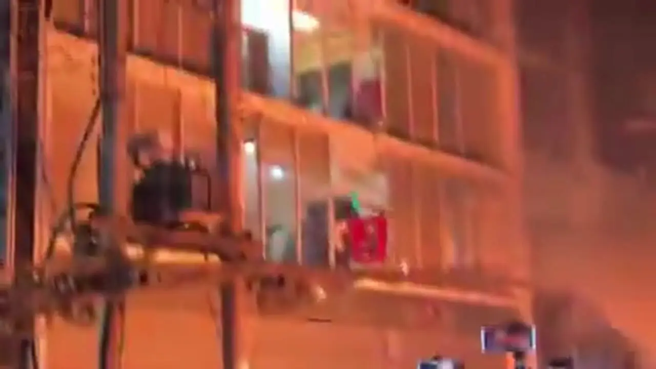 ببینید؛ آشوب در پایتخت بنگلادش؛ ساختمان یک روزنامه را به آتش کشیدند